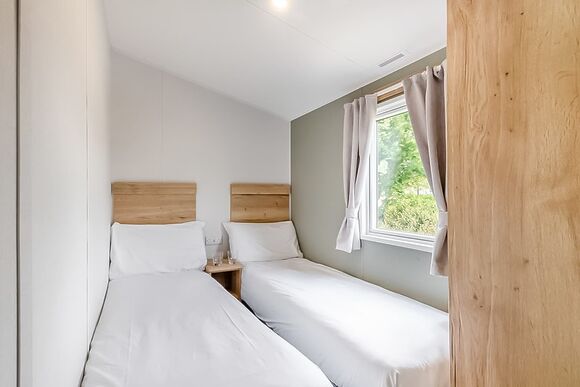 Silver Caravan with parking, ensuite & decking - Trecco Bay, Porthcawl