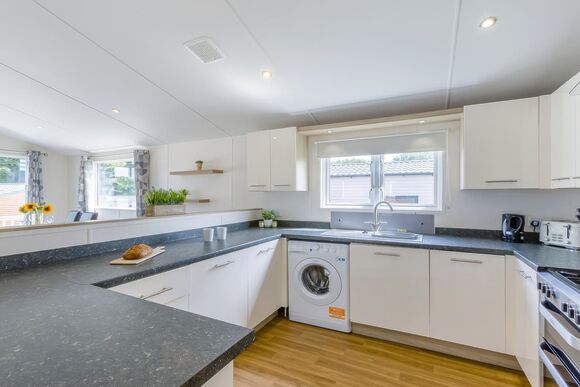 Prestige Lodge with parking, ensuite & decking - Trecco Bay, Porthcawl