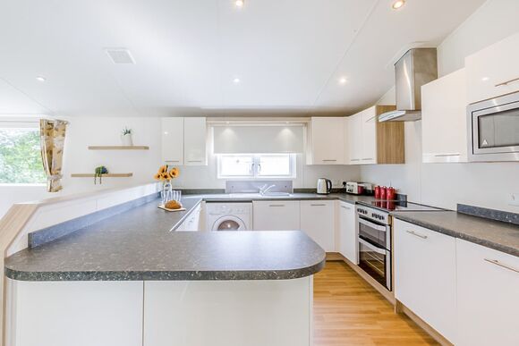 Prestige Lodge with parking, ensuite, decking & sea view - Trecco Bay, Porthcawl