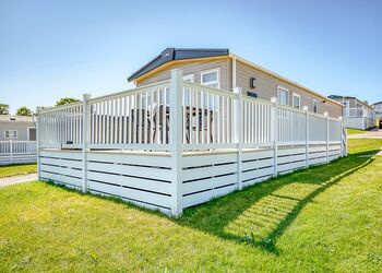 Kingfisher 2 Bed Pet Friendly Hot tub - Meadow Lakes Holiday Park, Nr St Austell