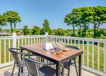 Kingfisher 2 Bed Pet Friendly Hot tub - Meadow Lakes Holiday Park, Nr St Austell