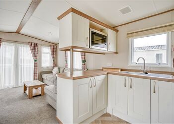 Kingfisher 2 Bed Pet Friendly Hot tub - Meadow Lakes Holiday Park, Nr St Austell