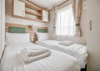 Kingfisher 2 Bed Pet Friendly Hot tub - Meadow Lakes Holiday Park, Nr St Austell