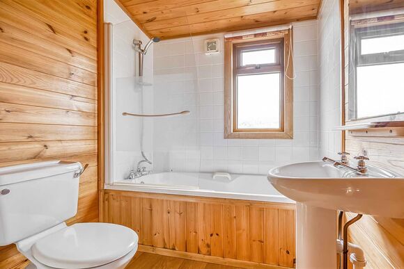 Willow Lodge Pet - Meadow Lakes Holiday Park, Nr St Austell