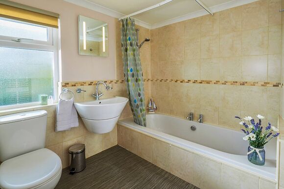 Garden Cottage 1 Pet - Meadow Lakes Holiday Park, Nr St Austell