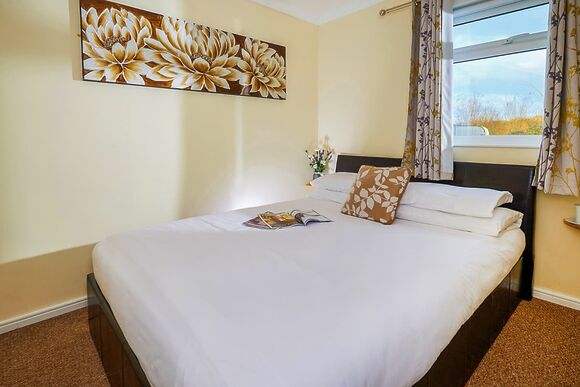 Garden Cottage 2 Pet - Meadow Lakes Holiday Park, Nr St Austell