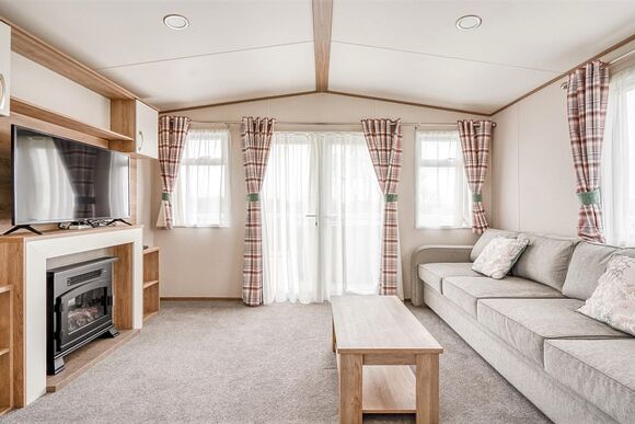 Kingfisher 2 Bed Pet Friendly Hot tub - Meadow Lakes Holiday Park, Nr St Austell