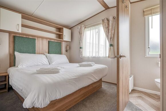 Kingfisher 2 Bed Pet Friendly Hot tub - Meadow Lakes Holiday Park, Nr St Austell