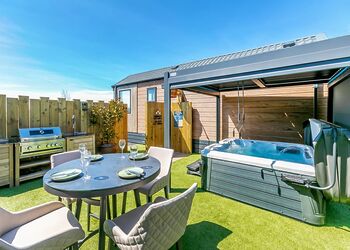 The Nest &ndash; Boutique Luxury with Private Hot Tub - Trelay Hideaway Holiday Park, Pelynt, near Looe and Polperro