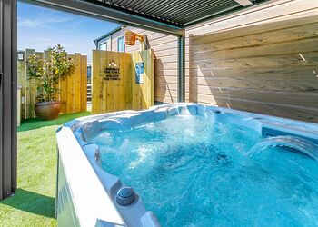 The Nest &ndash; Boutique Luxury with Private Hot Tub - Trelay Hideaway Holiday Park, Pelynt, near Looe and Polperro