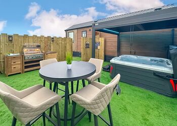 The Nest &ndash; Boutique Luxury with Private Hot Tub - Trelay Hideaway Holiday Park, Pelynt, near Looe and Polperro