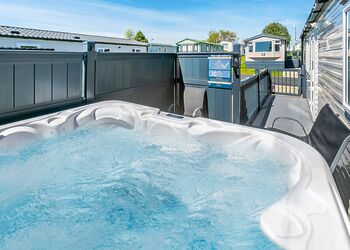 Hideaway Retreat Hot tub Pet Friendly with Decking - Trelay Hideaway Holiday Park, Pelynt, near Looe and Polperro