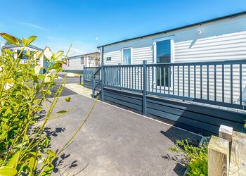 Hideaway Retreat Hot tub Pet Friendly with Decking - Trelay Hideaway Holiday Park, Pelynt, near Looe and Polperro