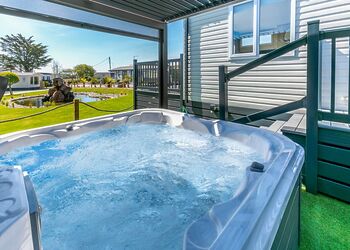 Hideaway Luxury 3 Bed Hot Tub &ndash; Fountain View - Trelay Hideaway Holiday Park, Pelynt, near Looe and Polperro