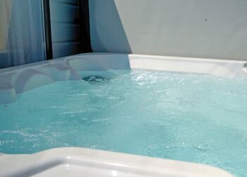 Hideaway Signature Plus &ndash; Hot Tub - Trelay Hideaway Holiday Park, Pelynt, near Looe and Polperro