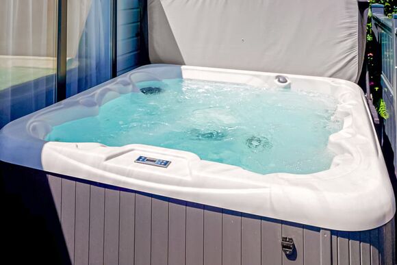 Hideaway Premier Luxury Hot Tub Fountain View - Trelay Hideaway Holiday Park, Pelynt, near Looe and Polperro