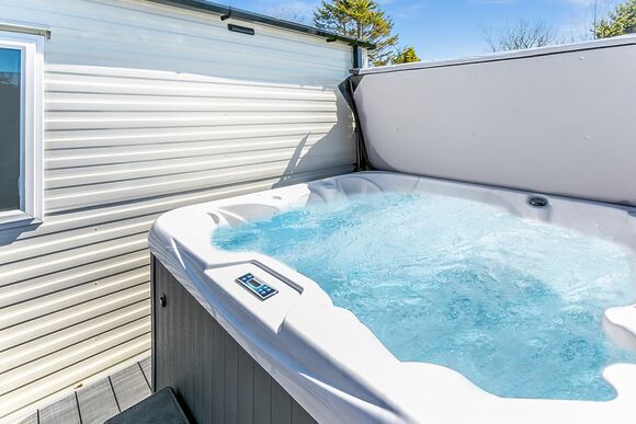 Hideaway Retreat Hot tub Pet Friendly with Decking - Trelay Hideaway Holiday Park, Pelynt, near Looe and Polperro