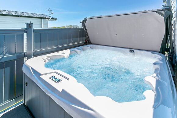 Hideaway Luxury with Decking Hot Tub - Trelay Hideaway Holiday Park, Pelynt, near Looe and Polperro