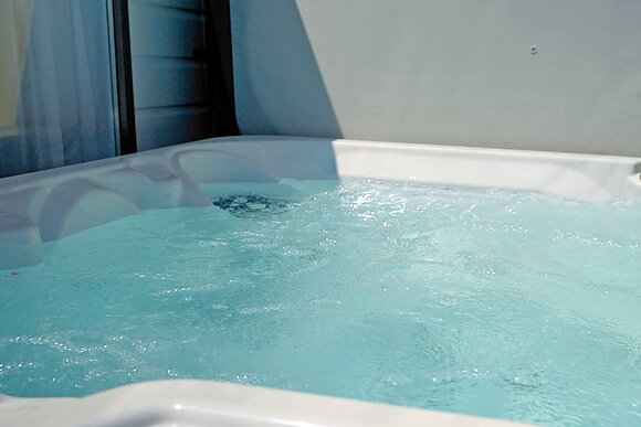 Hideaway Signature Plus &ndash; Hot Tub - Trelay Hideaway Holiday Park, Pelynt, near Looe and Polperro
