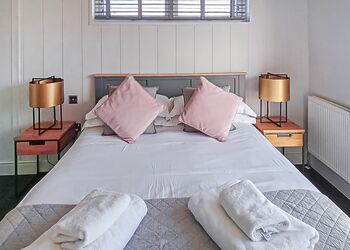 Elite Spa Lodge 3 - Cherry Bird Lodge Escape, Newbury