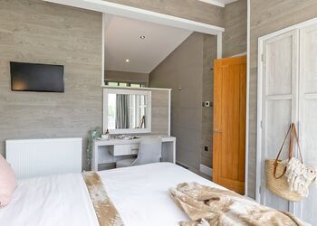 Elite Plus Spa Lodge 3 - Cherry Bird Lodge Escape, Newbury