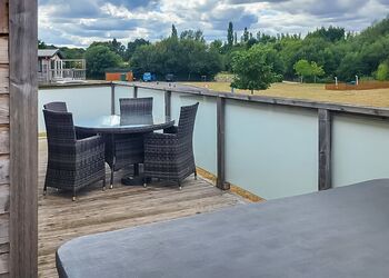 Signature Spa Pet 4 - Cherry Bird Country Park, Newbury