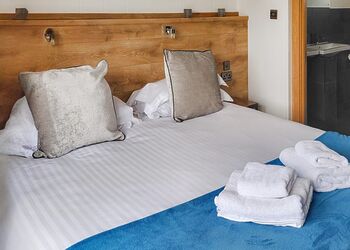 Signature Spa Pet 4 - Cherry Bird Country Park, Newbury