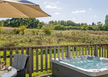 Elite Spa Lodge 2 (super kings) - Cherry Bird Lodge Escape, Newbury