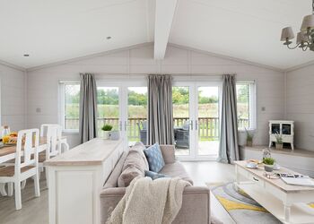 Elite Spa Lodge 2 (super kings) - Cherry Bird Lodge Escape, Newbury
