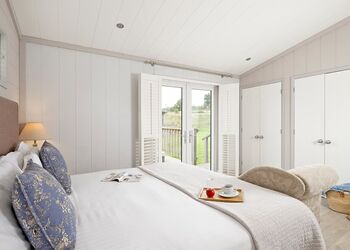 Elite Spa Lodge 2 (super kings) - Cherry Bird Lodge Escape, Newbury