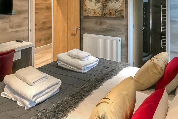 Platinum Spa Four - Cherry Bird Lodge Escape, Newbury