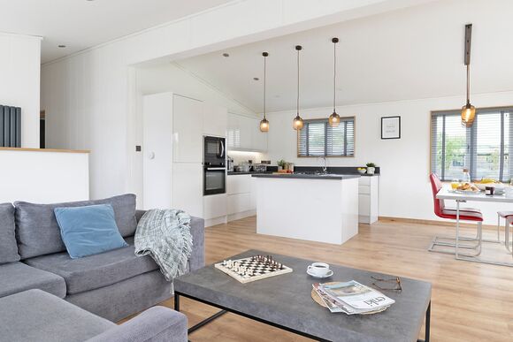 Elite Plus Lodge 3 - Cherry Bird Lodge Escape, Newbury