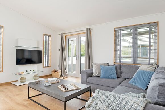 Elite Plus Lodge 3 - Cherry Bird Lodge Escape, Newbury