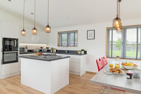 Elite Plus Lodge 3 - Cherry Bird Lodge Escape, Newbury