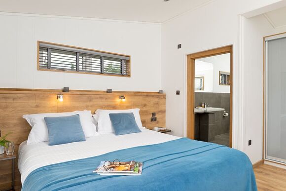 Cherry Bird Lodge Escape