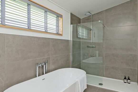 Elite Plus Lodge 3 - Cherry Bird Lodge Escape, Newbury