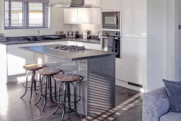 Elite Spa Lodge 3 - Cherry Bird Lodge Escape, Newbury