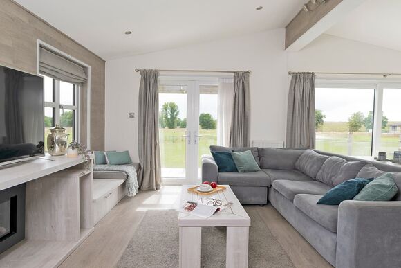 Elite Plus Spa Lodge 3 - Cherry Bird Lodge Escape, Newbury