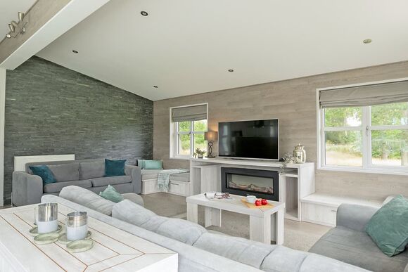 Elite Plus Spa Lodge 3 - Cherry Bird Lodge Escape, Newbury