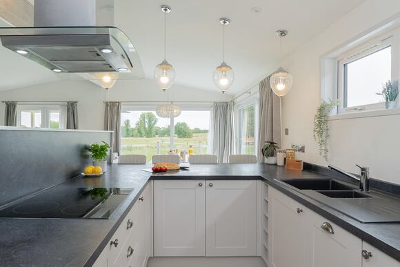 Elite Plus Spa Lodge 3 - Cherry Bird Lodge Escape, Newbury