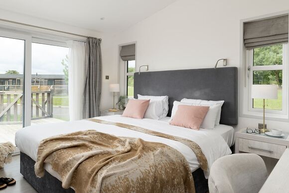 Elite Plus Spa Lodge 3 - Cherry Bird Lodge Escape, Newbury