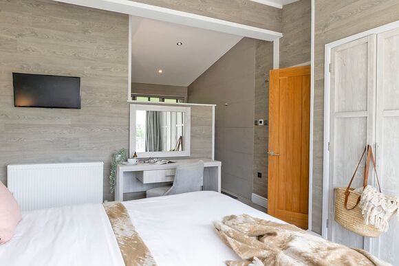 Elite Plus Spa Lodge 3 - Cherry Bird Lodge Escape, Newbury