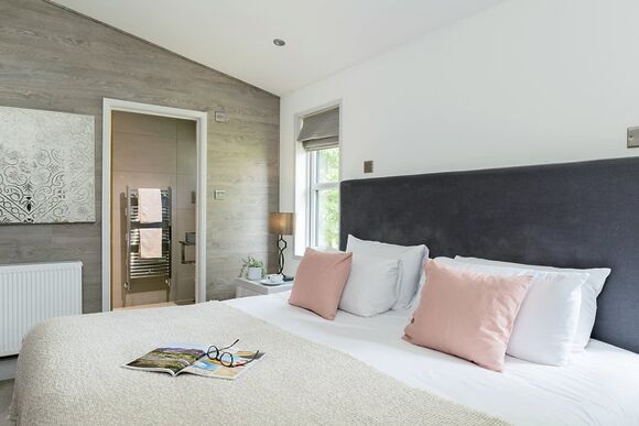 Elite Plus Spa Lodge 3 - Cherry Bird Lodge Escape, Newbury