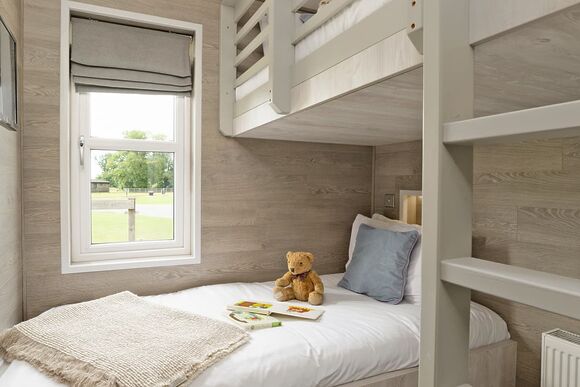 Elite Plus Spa Lodge 3 - Cherry Bird Lodge Escape, Newbury