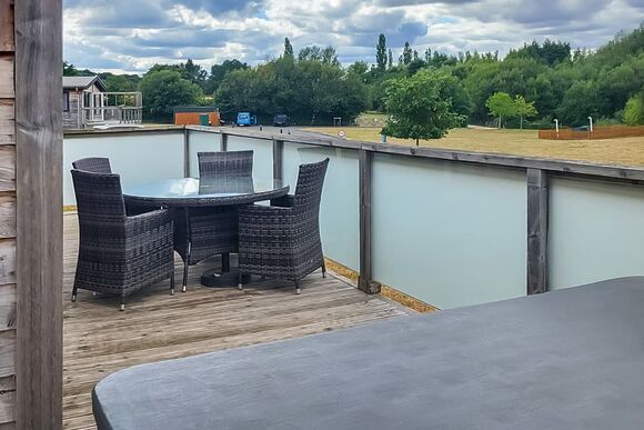 Signature Spa Pet 4 - Cherry Bird Country Park, Newbury