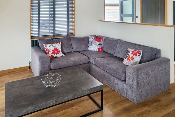 Signature Spa Pet 4 - Cherry Bird Lodge Escape, Newbury