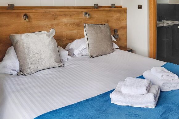 Signature Spa Pet 4 - Cherry Bird Lodge Escape, Newbury