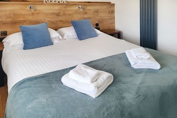 Signature Spa Pet 4 - Cherry Bird Lodge Escape, Newbury