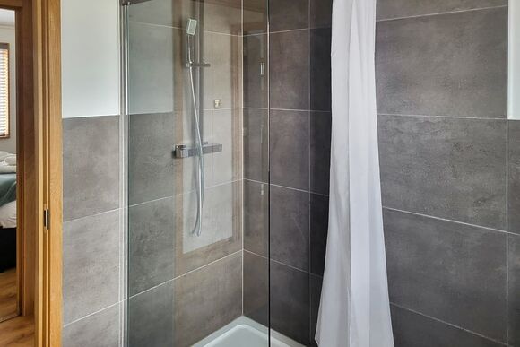 Signature Spa Pet 4 - Cherry Bird Lodge Escape, Newbury