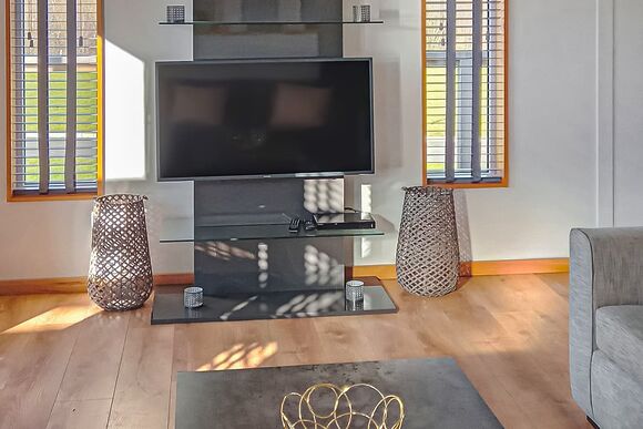 Elite Lodge 3  - Cherry Bird Lodge Escape, Newbury